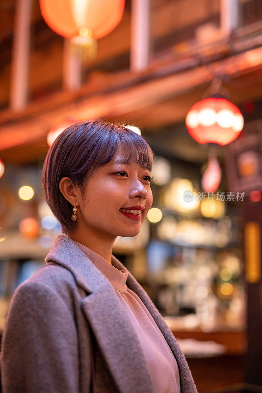 年轻女子探索日本“居酒屋”酒吧街