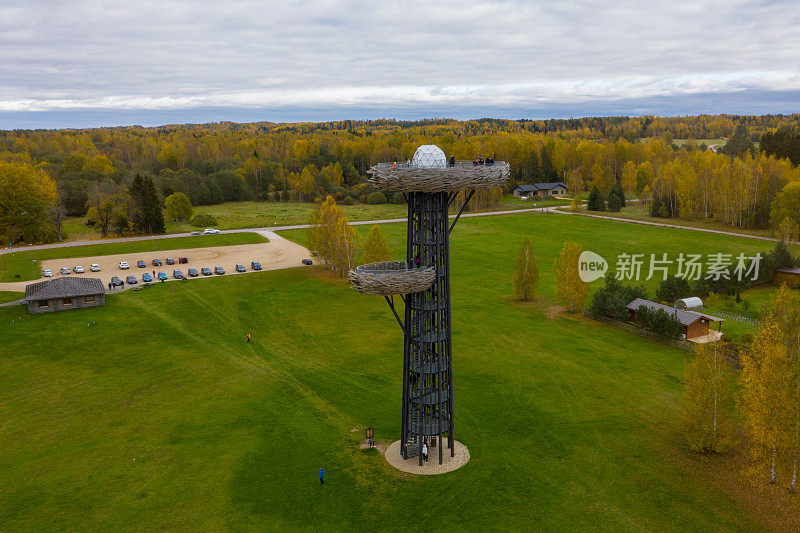 在南爱沙尼亚的一个观察塔的秋天景观