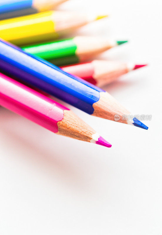 颜色鲜艳的铅笔与复印空间的安排