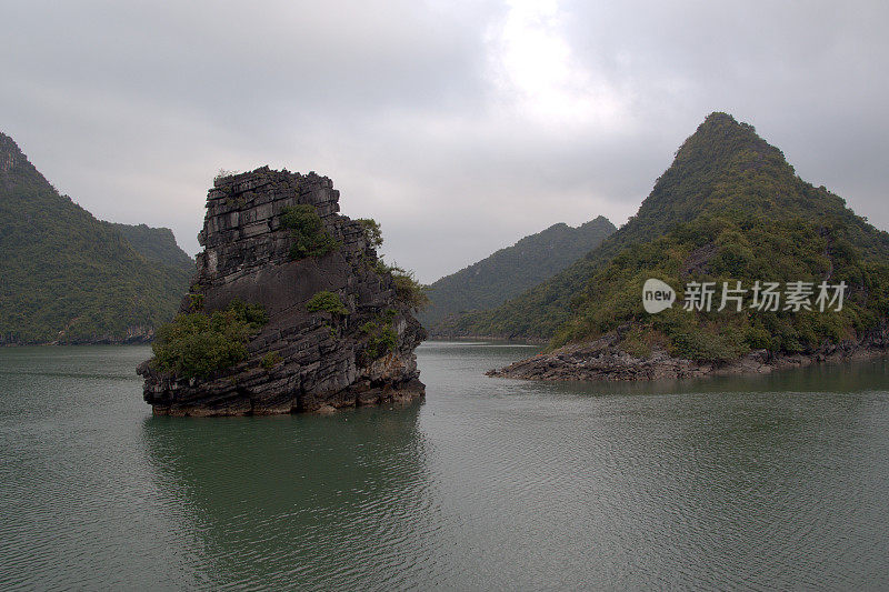 越南下龙湾的喀斯特岩石