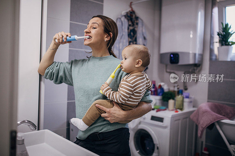 快乐的母亲和儿子享受刷牙