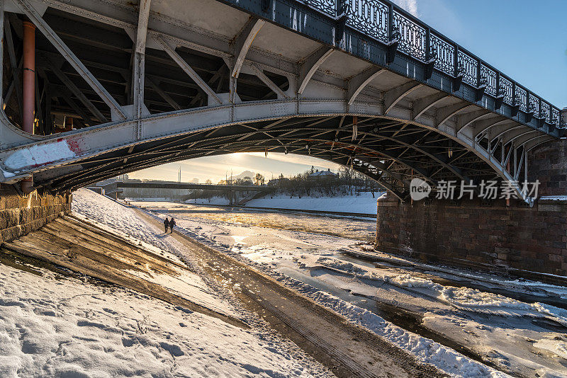 在桥下，在冰冻的河边