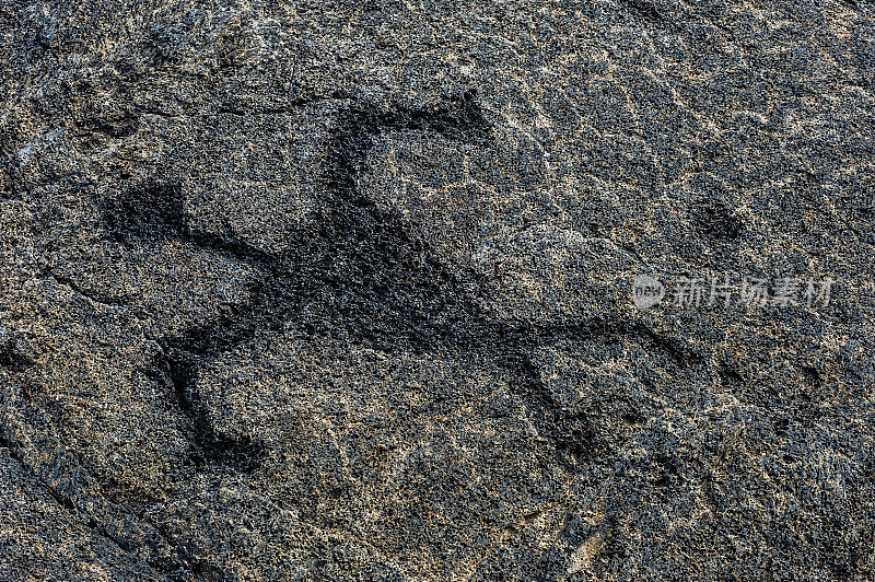 夏威夷火山国家公园位于火山口链的海岸末端，发现了神圣的Puuloa岩画，这是夏威夷最大的岩画区。在这里的熔岩岩石上雕刻了23000幅图像，大部分是在夏威夷西部接触之前。位于阿胡岛