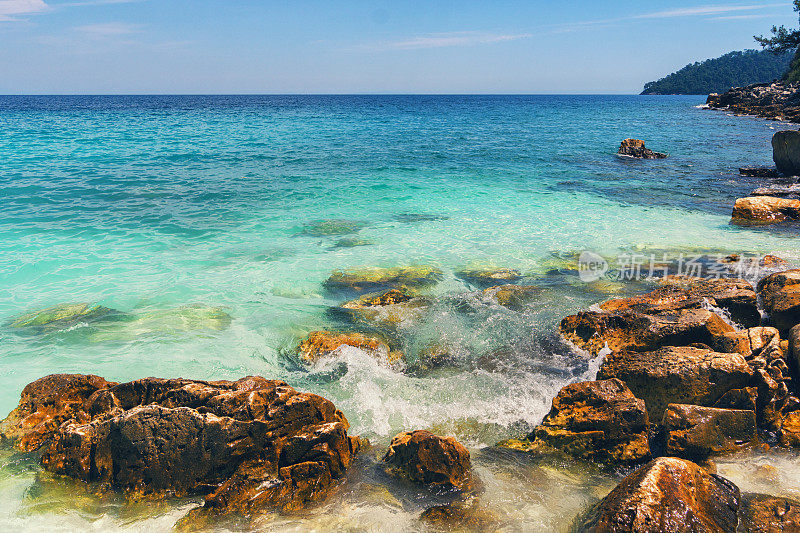 希腊岛上美丽的海滩，岩石嶙峋的海岸线，绿松石般的大海