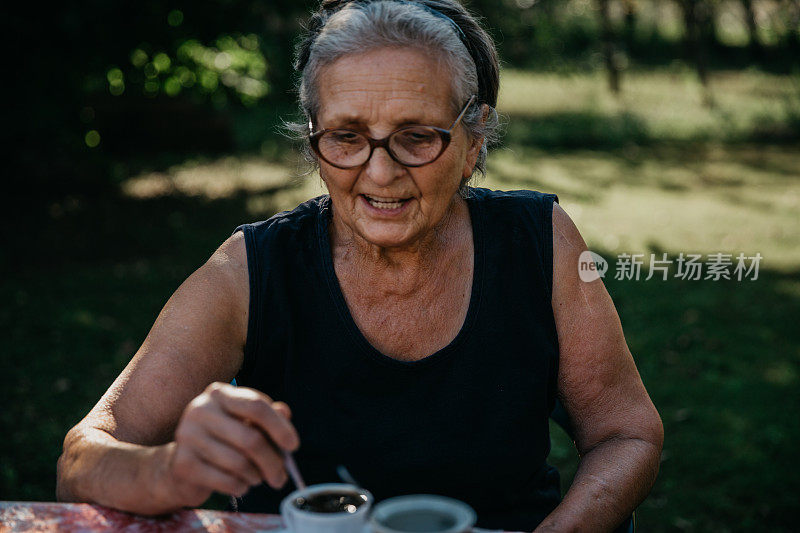 老妇人在喝咖啡休息