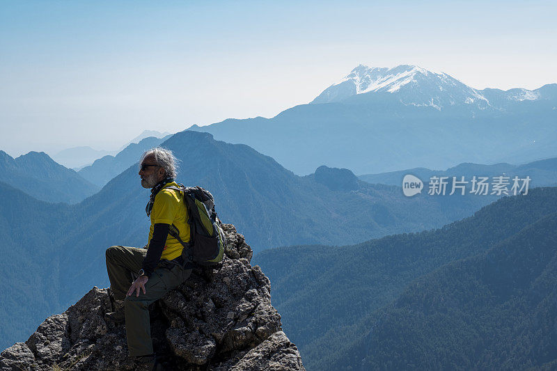 背包客在看大自然的风景