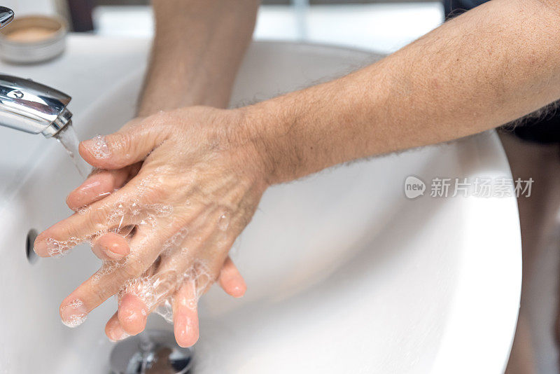 男人在浴室水槽里洗手