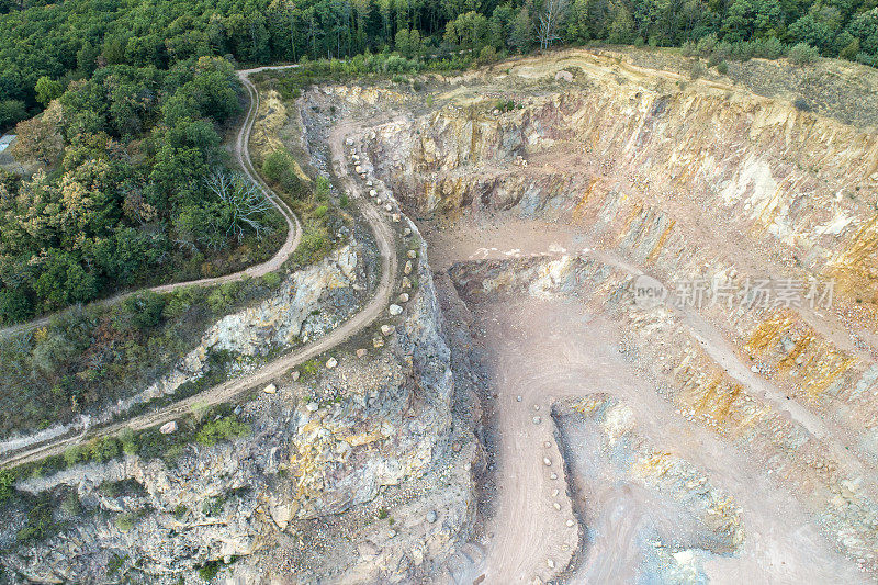 露天采矿，森林区域-鸟瞰图