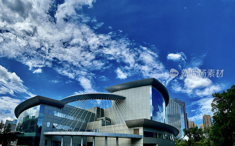 镜像的建筑反映天空和云彩，与环境相融合