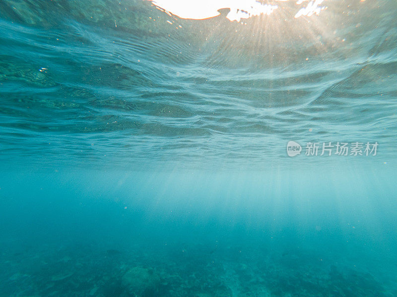 水下景观与阳光照耀和创造上帝射线在深海