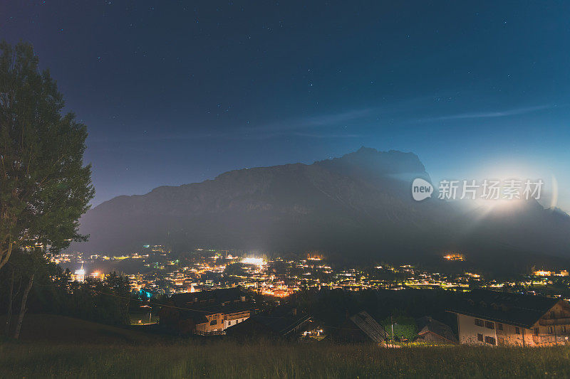 星空之夜，山村民居都在午夜前往白云岩旅游目的地旅行