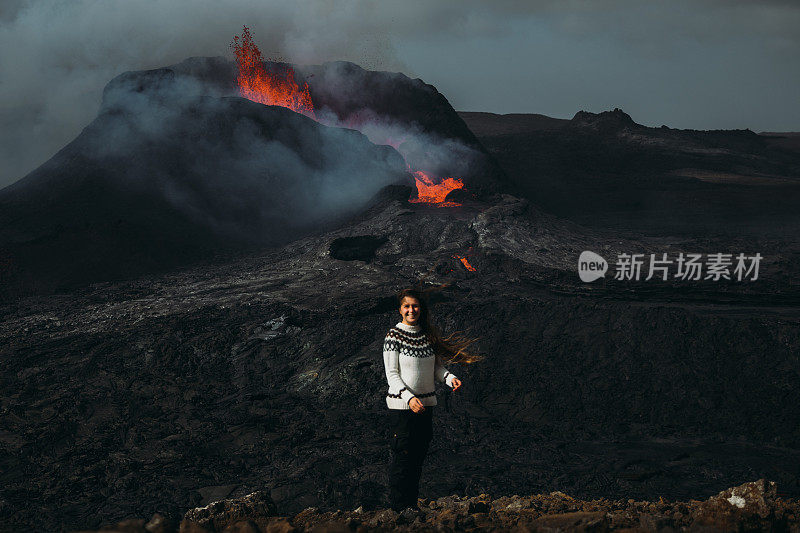 在冰岛Fagradalsfjall火山喷发时，一名妇女感到敬畏