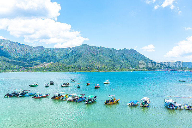 八仙岭郊野公园和三门仔新村是香港著名的海鲜市场和渔村餐馆。