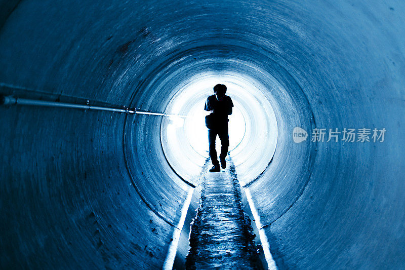 一个人走过黑暗的隧道