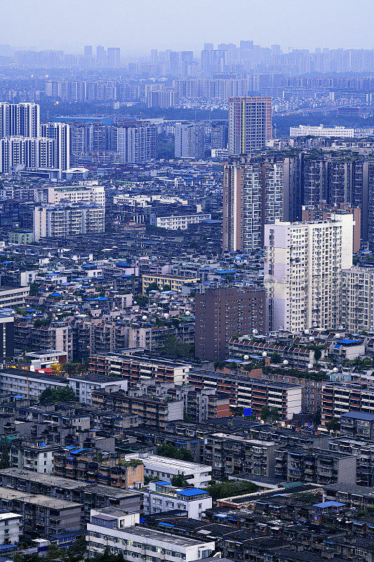 在成都的夜晚，城市里的现代高层建筑与稠密的蓝色摄影