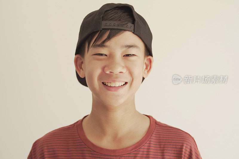 快乐、自信、健康的混血亚洲少年男孩的头像，青春日
