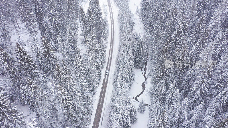 汽车行驶在冬天的乡村道路上