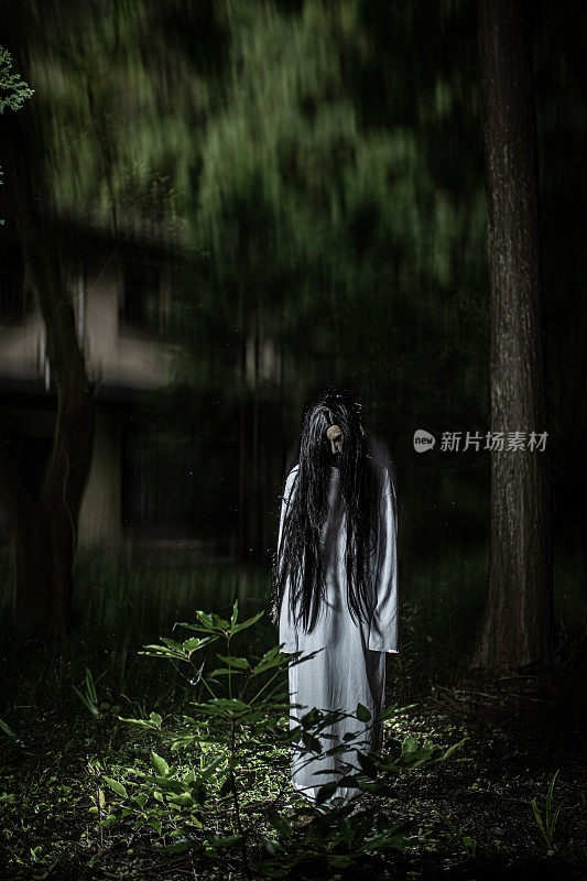可怕的日本女巫幽灵与废弃的房子在森林