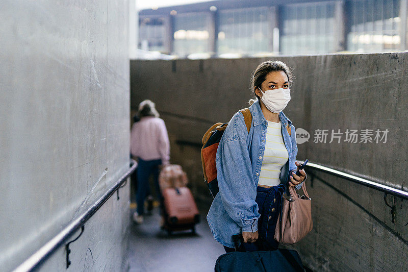 一个戴着防护面具的女人在机场