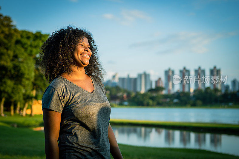 夏日的一天，巴西女子望着地平线，微笑着