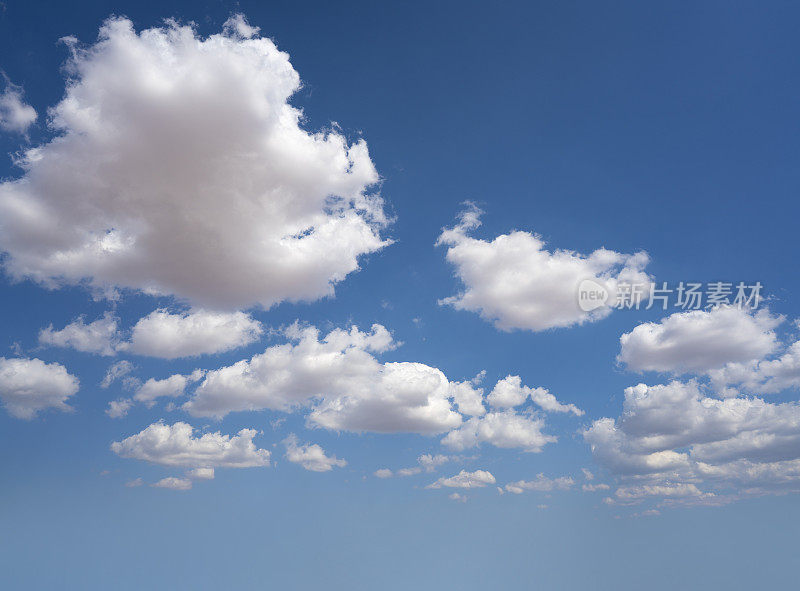 蓝色的夏天天空与白云完美的天空背景