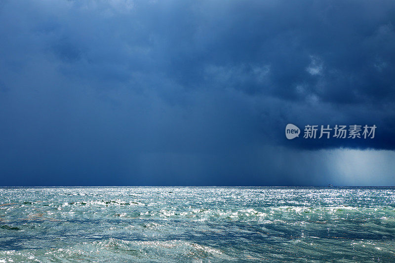 闪亮的海景，乌云密布，热带多雨的天气