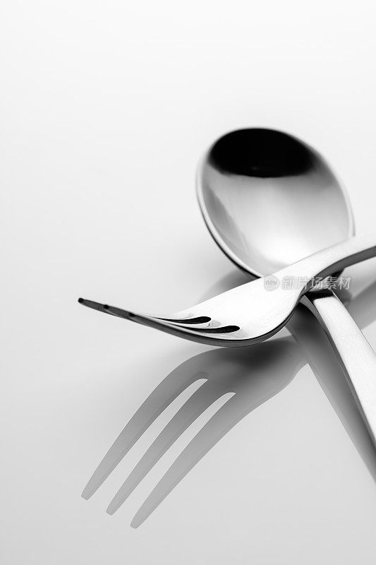 叉子和勺子在白色的背景