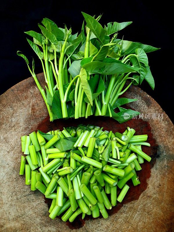 采伐牵牛花蔬菜食品的准备。