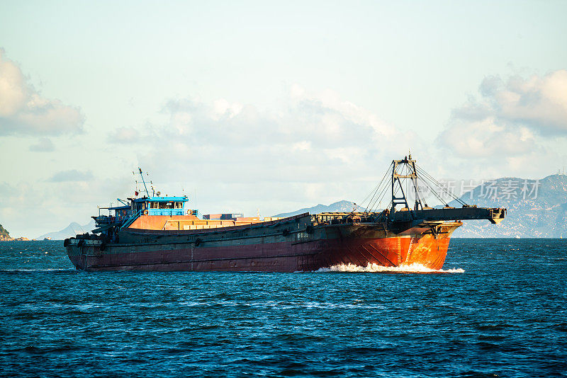 散装货物在马湾航道上运输