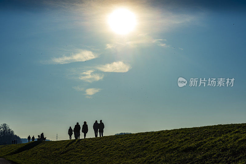 一群人在夜空下散步