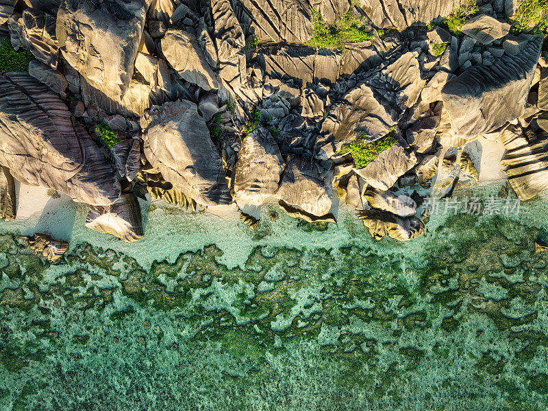 正上方无人机视图塞舌尔安斯源银色海滩拉迪戈岛