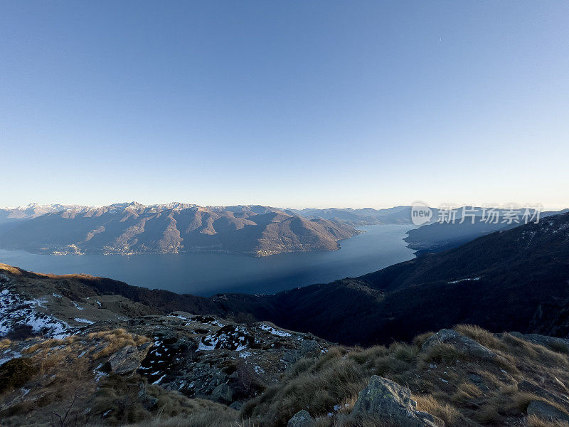 冬天从山顶俯瞰湖景