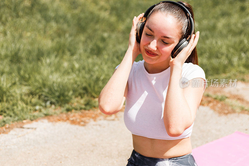 女孩在公园里听音乐