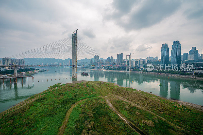 阴天重庆滨江城市的现代建筑和立交桥