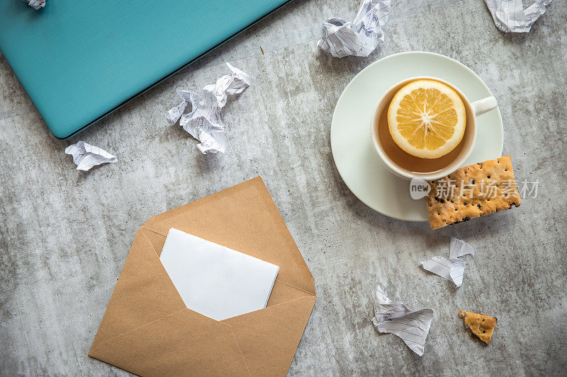 灰色背景的空白信纸信封，一杯茶，自由职业