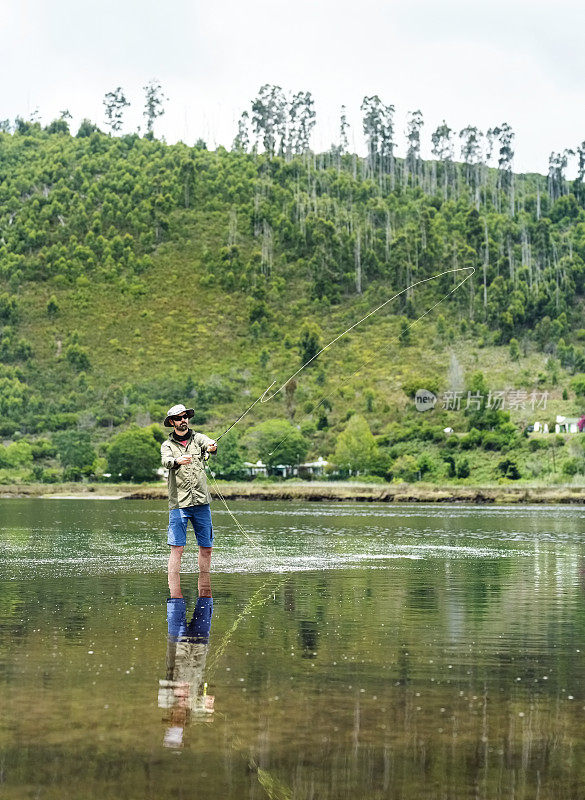 一个年轻人在湖里飞钓