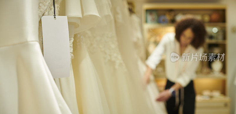 空白标签婚纱