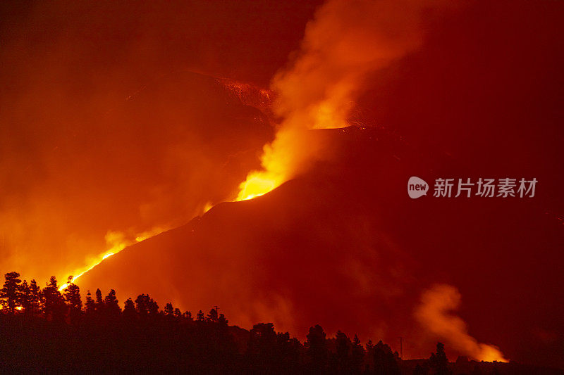 康伯维哈火山爆发。火山锥和火山弹飞向黎明山。