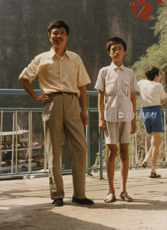 90年代中国小男孩和父亲真实生活的老照片