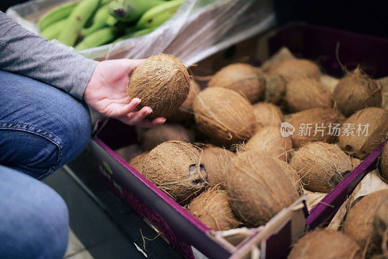 孕妇在超市买杂货。