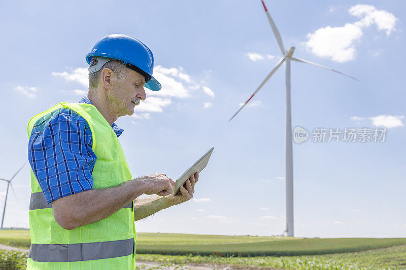 专业的风力涡轮机工作通过数字平板电脑