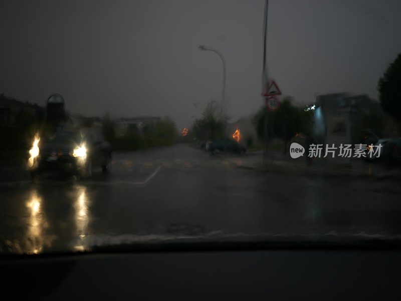 在雷雨中开车