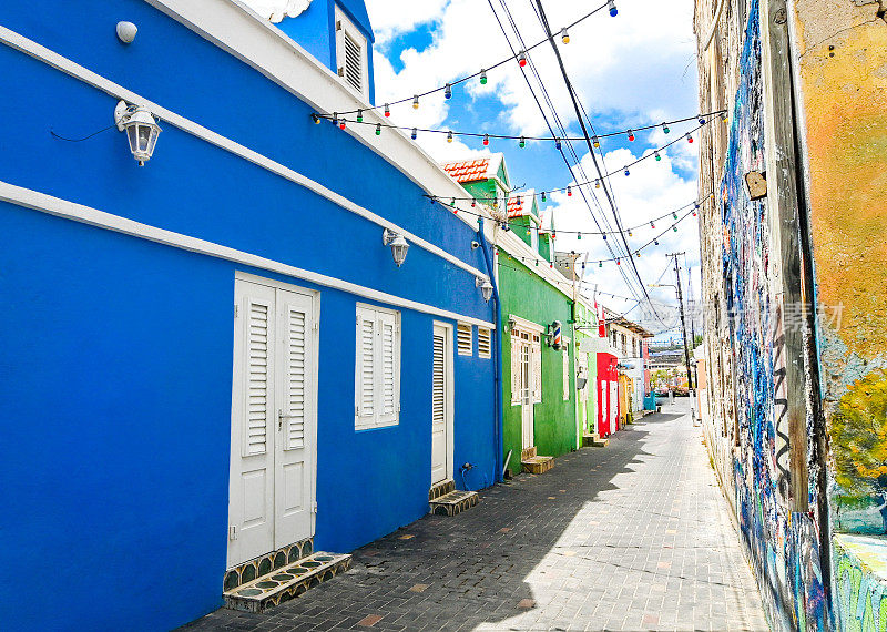 在热带多彩的岛屿Curaçao上，大胆生动地绘制了住宅外观