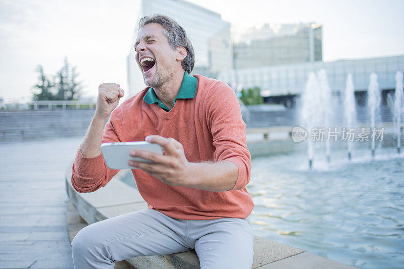 一名男子在网上看比赛