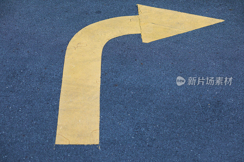 街道上的黄色箭头标志