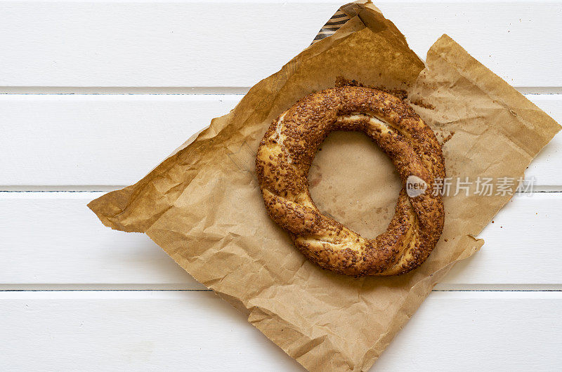 土耳其脆皮百吉饼，棕色包装纸上撒芝麻