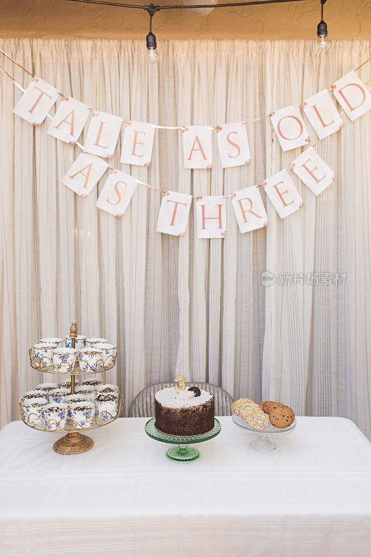 一个“三岁的故事”三岁生日派对甜点桌巧克力饼干，糖饼干，巧克力片饼干和纸杯蛋糕
