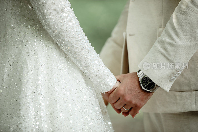 新娘和新郎牵手，信任，爱，婚姻