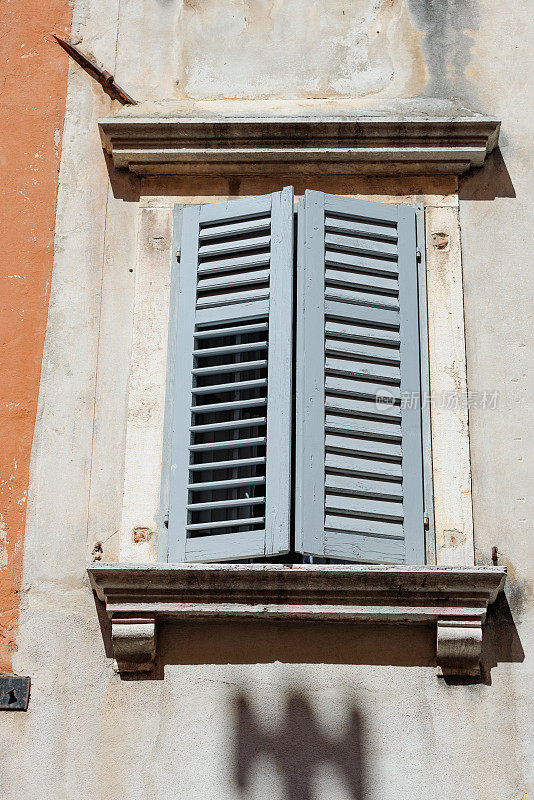 在Rovinj的一所房子的百叶窗关闭的窗户