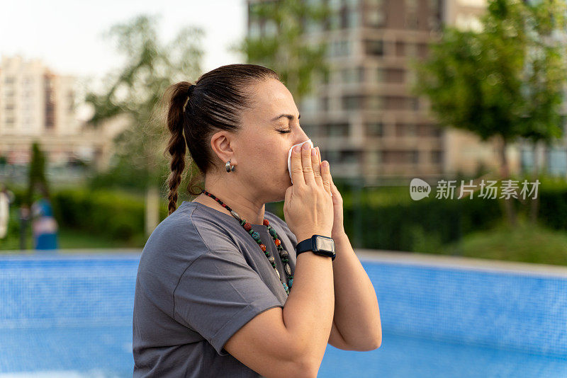 户外拍摄不满意的白人妇女感到过敏